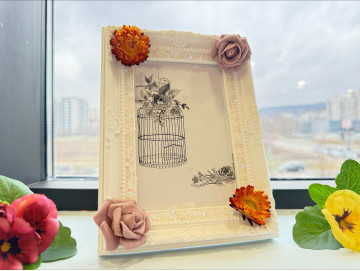 Малка рамка за снимка с лилави рози