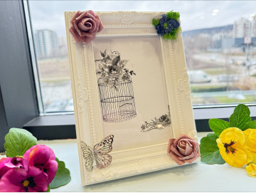 Малка рамка за снимка с лилави рози и мъх