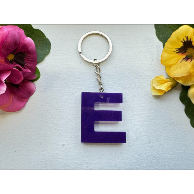 ключодържател буква E от епоксидна смола лилава