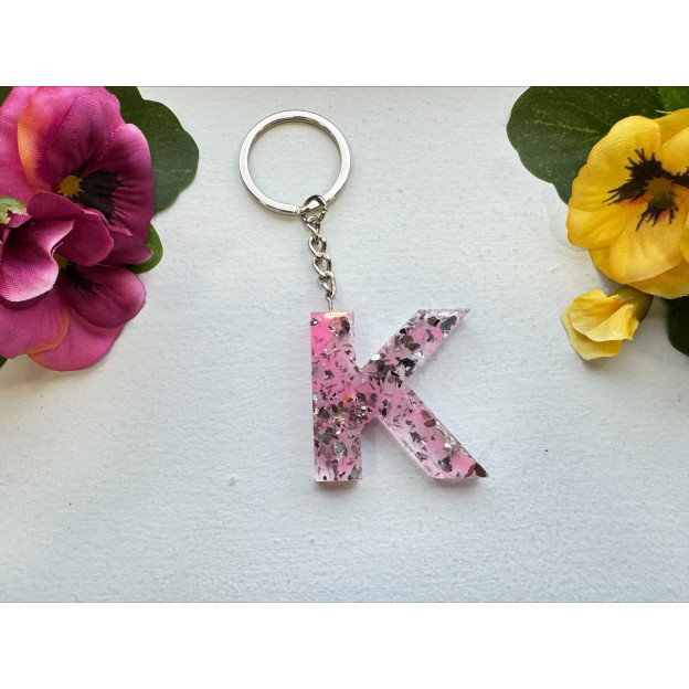 ръчно изработен ключодържател розова буква K от епоксидна смола и сребро