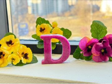 Декоративен елемент буква D розова