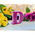 ръчно изработена декоративна буква d от епоксида смола розова