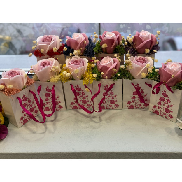 ръчно изработени декорации със сапунени рози и скандинавски мъх